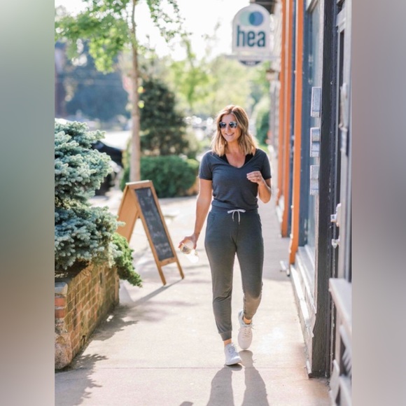 NWT Vuori All Day Women’s Jumpsuit in Charcoal Heather - Picture 6 of 9